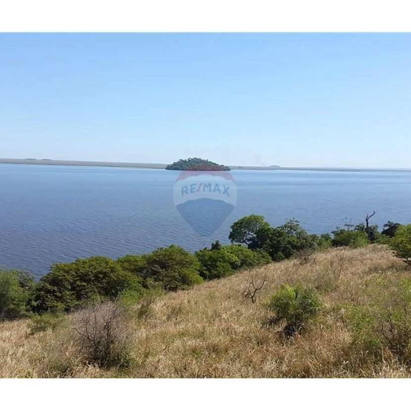 Imagen 1 de Propiedad única sobre el Lago Ypoa