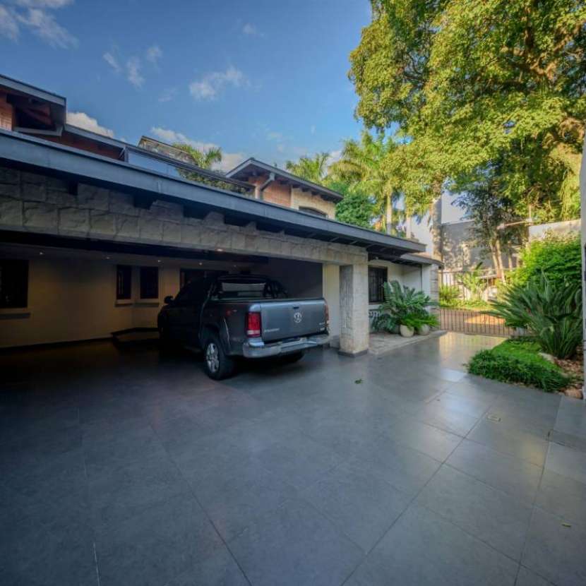 Imagen 1 de Residencia de lujo de 4 dormitorios zona Mariscal Estigarribia
