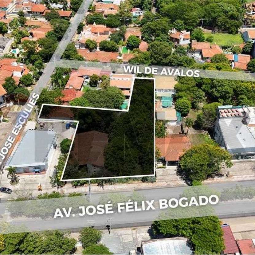 Imagen 3 de Terreno de 2.427 m2 con 3 salidas sobre Av. Félix Bogado