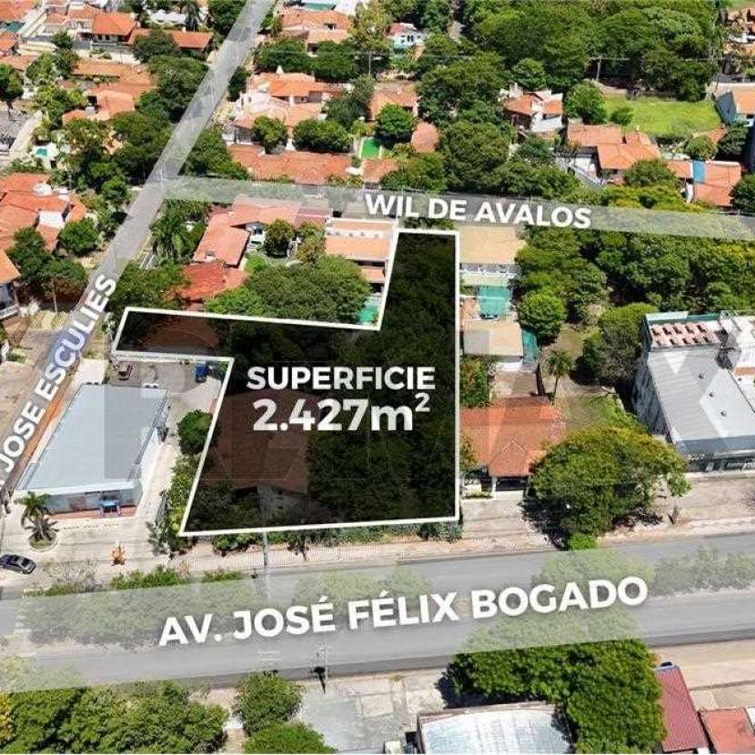 Imagen 2 de Terreno de 2.427 m2 con 3 salidas sobre Av. Félix Bogado