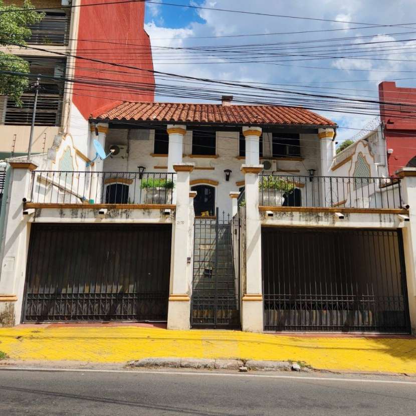 Imagen 1 de Residencia estilo colonial mediterránea en Barrio San Jorge